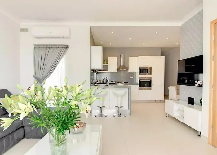 Penthouse With Picturesque Garden And Bayviews