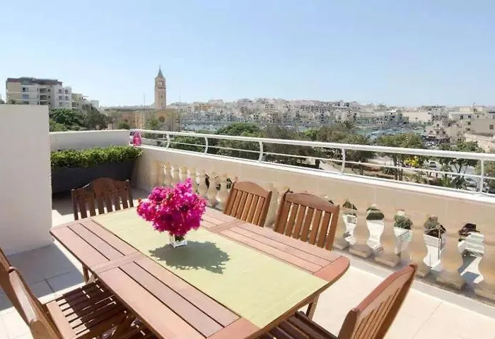 Penthouse With Picturesque Garden And Bayviews