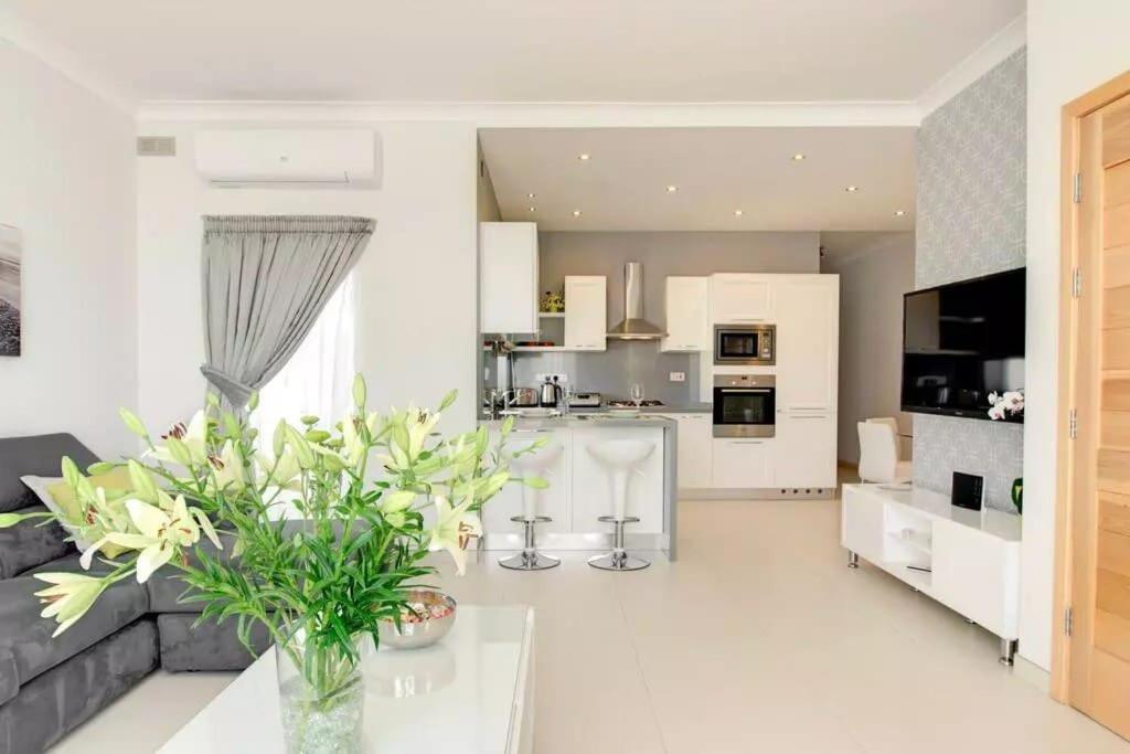 Penthouse With Picturesque Garden And Bayviews Apartment *
