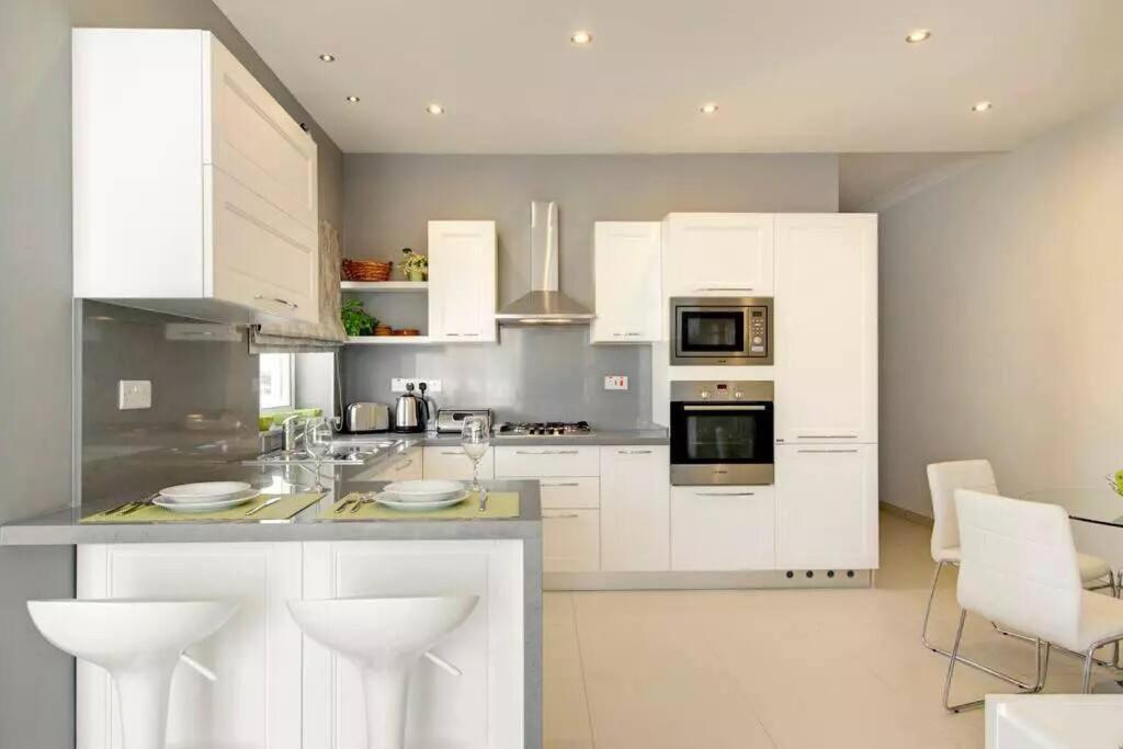 Penthouse With Picturesque Garden And Bayviews Apartment *